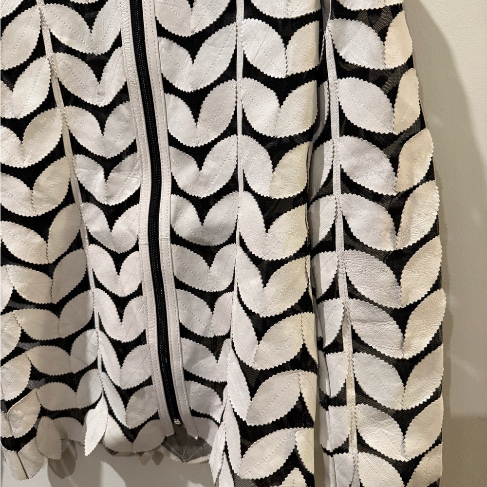 Chic White Leaf Pattern Blazer Size S - image 4